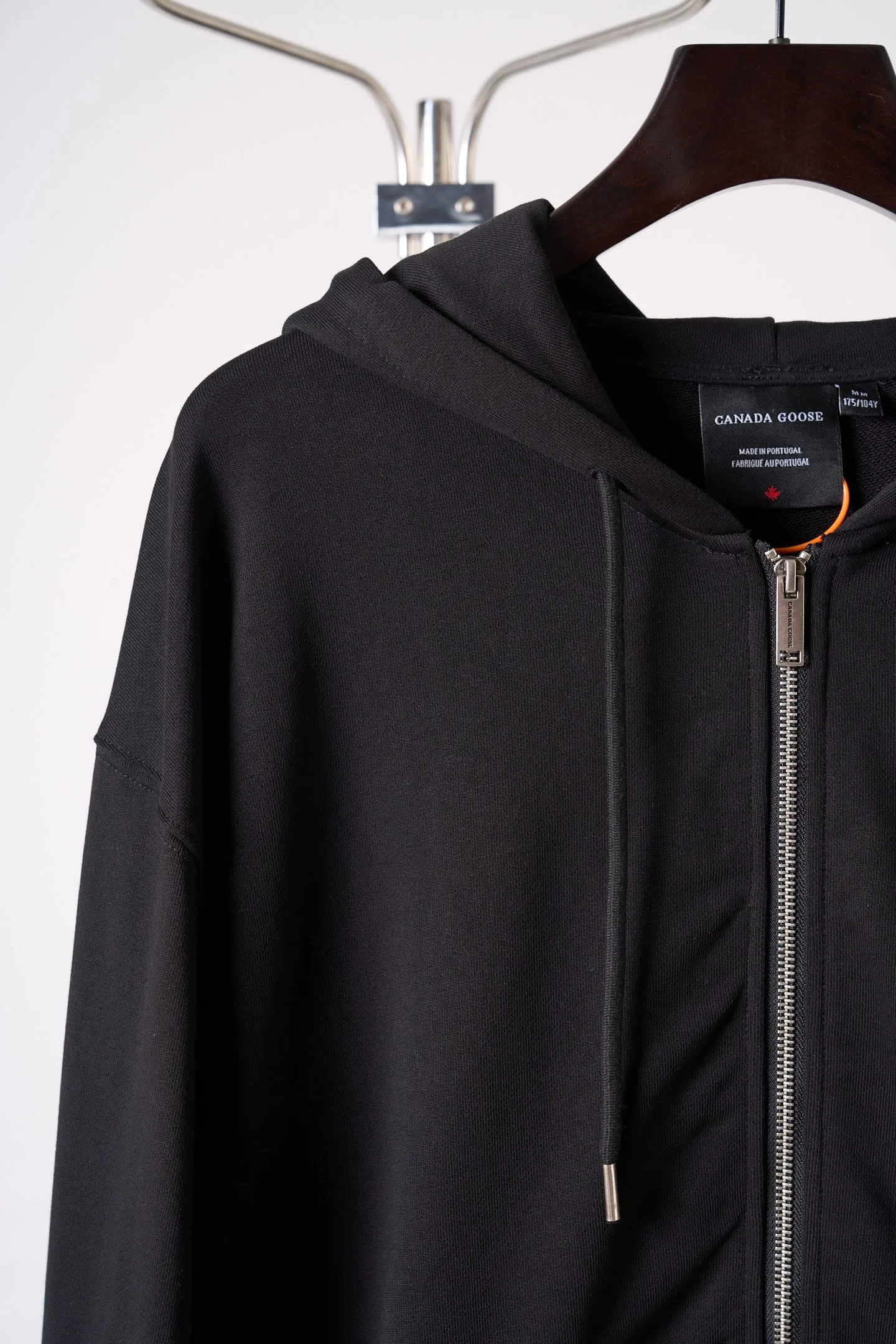 [Real auction] Canada Goose/Canada Goose logo zipper hooded jacket [In Stock] S M L The adjustable drawstring gives the hood a flexible fit. The front kangaroo pocket is both practical and functional. The ribbed cuffs and hem securely lock the shape of the garment. The left arm is embellished with the brand's Classic round armband logo. The family's genes are engraved on the sleeves. The relaxed silhouette combines outdoor style with urban casual style. It is a high-end casual sweatshirt that can be worn in all seasons. Imported machine embroidery technology is used. Advanced computer control system and precision mechanical components are used to realize Canada Goose. Logo work has high precision. The lines are smooth and delicate. The fabrics have been fermented and washed. The texture is better. Not easy to deform, not easy to shrink, not easy to fade. Maintain long-term beauty, loose fit.